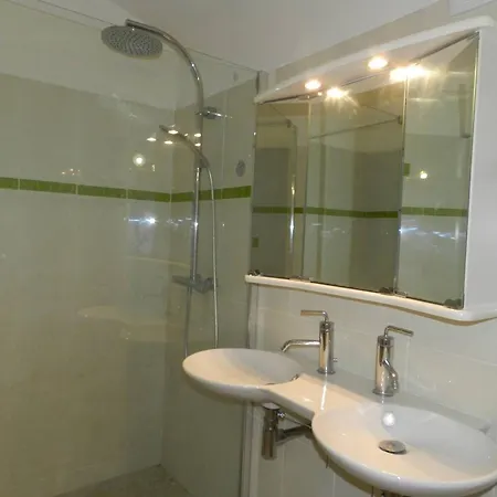 Apartment Le Lavandou, 3 Pieces, 4 Personnes - Fr-1-251-646