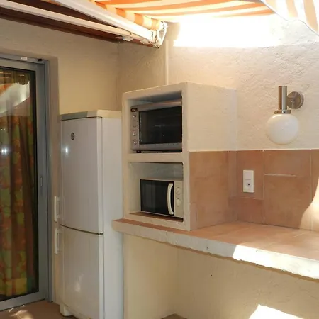 Apartment Le Lavandou, 3 Pieces, 4 Personnes - Fr-1-251-646
